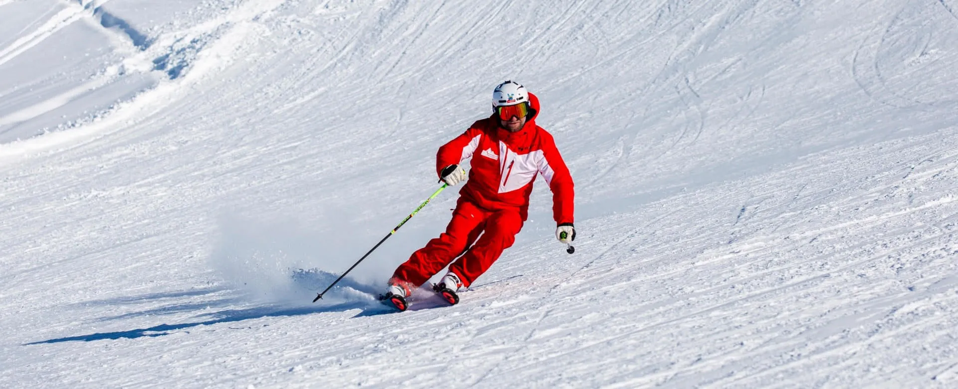 Skifahrer in roter Kleidung auf der Piste in Kirchberg