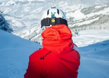 Skifahrer auf verschneiten Bergen mit weitem Blick