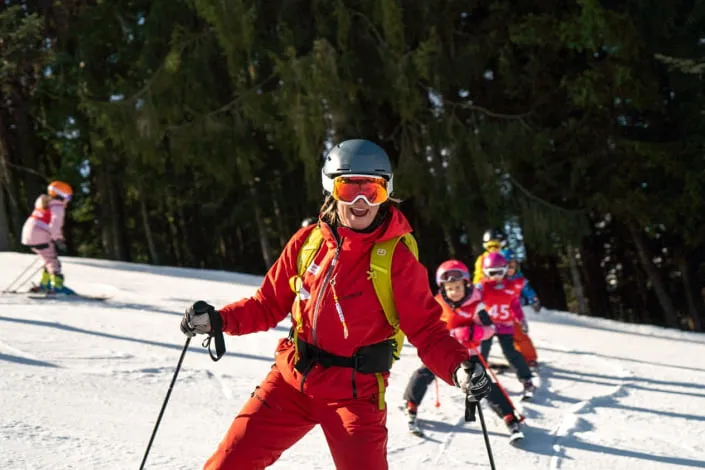 Skilehrer mit Schülern im Schnee in Kirchberg