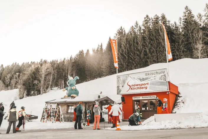 Skischule in Kirchberg mit Skifahrern und Schnee.