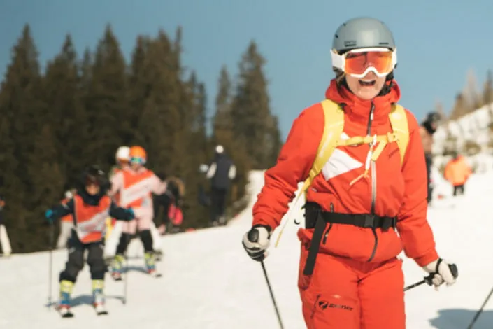 Skifahren in Kirchberg, Kinder und Erwachsene auf der Piste