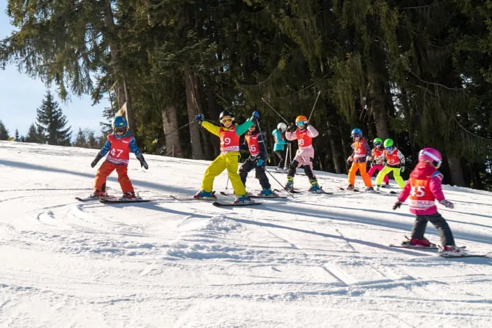 Kinder beim Skifahren im Skigebiet Kirchberg