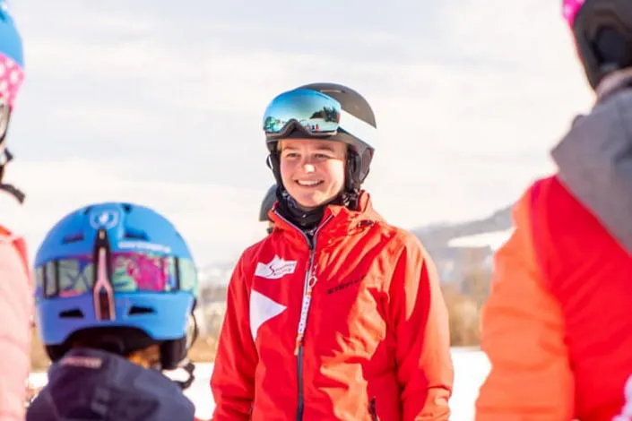 Skilehrer in Kirchberg spricht mit Schülern.
