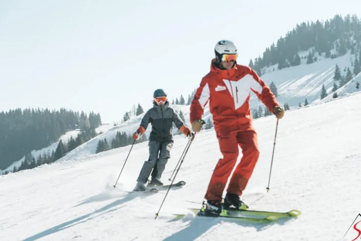 Zwei Skifahrer auf der Piste in Kirchberg