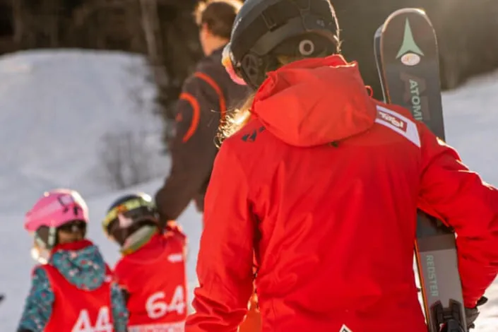 Skifahrer in roter Kleidung im Skigebiet Kirchberg